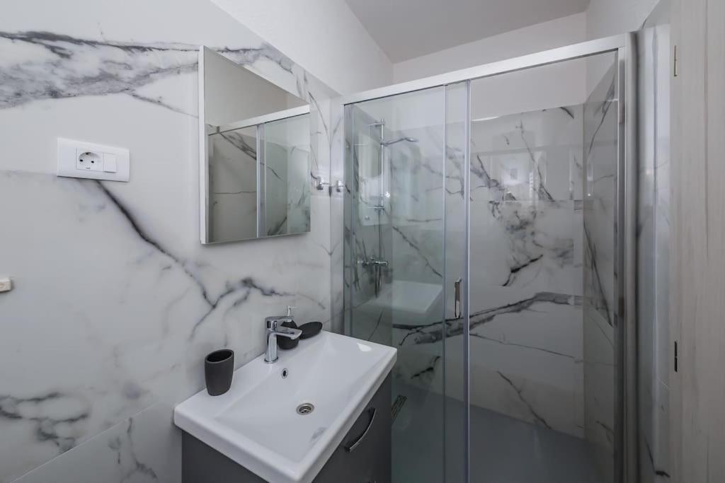 Beach Apartment Andela A2 Kaštela Buitenkant foto